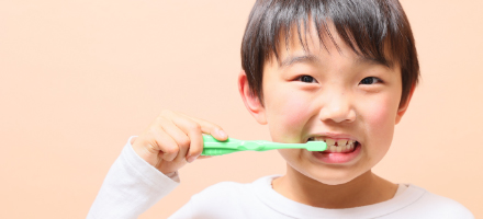 歯を磨く一人の子供